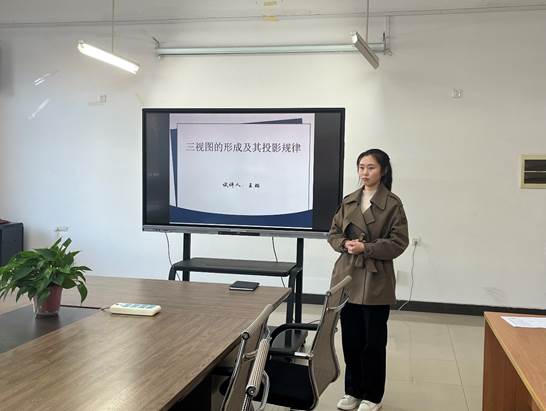 人站在房间里低可信度描述已自动生成