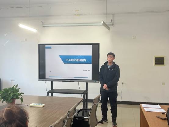 男人站在房间里中度可信度描述已自动生成